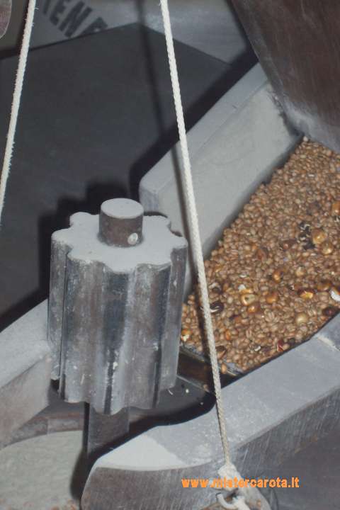 particolare della macina