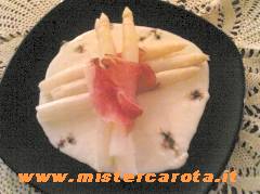 Asparagi di Bassano in fonduta di grana e speck