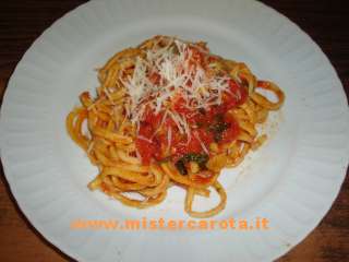Tonnarelli alla chitarra con aglio olio sedano e pomodoro