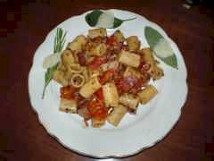 Mezzi rigatoni con pancetta e pomodorini