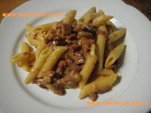 Penne con pomodori secchi e salame