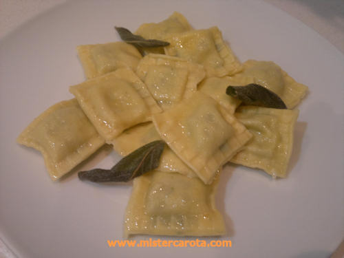 Ravioli alle cime di rapa in burro e salvia
