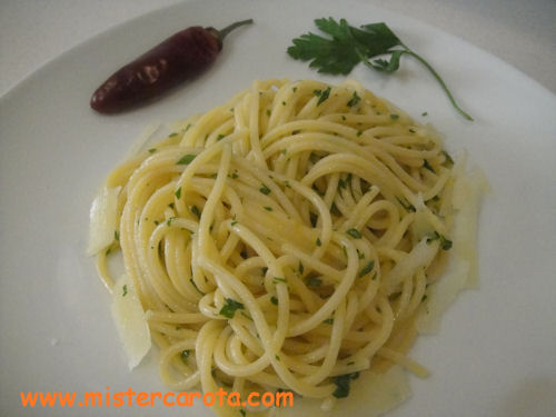 Spaghetti aglio olio e peperoncino