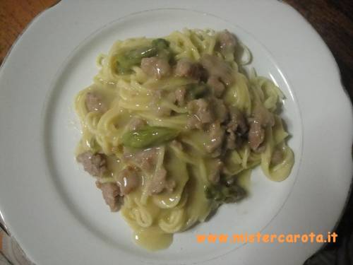 Tagliolini in salsa di asparagi e salsicce
