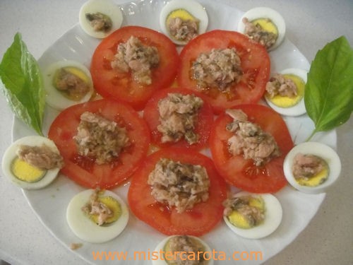 Insalata di pomodori e uovo con salsa piccante